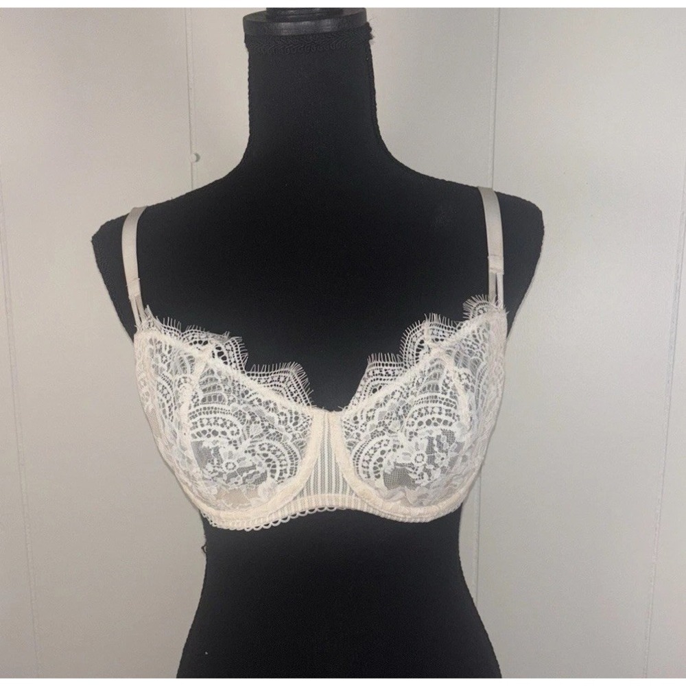 Victoria's Secret Ivory Lace Underwire Bra "Push-up without padding"